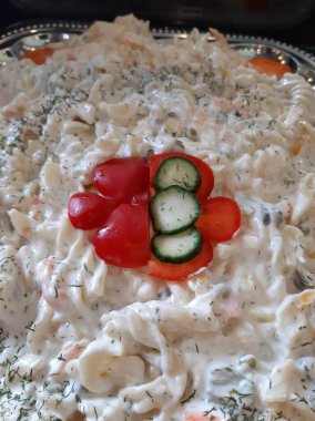 Servis tabağında lezzetli tereyağlı Türk mantısı.