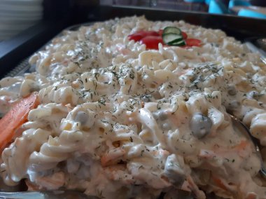 Servis tabağında lezzetli tereyağlı Türk mantısı.