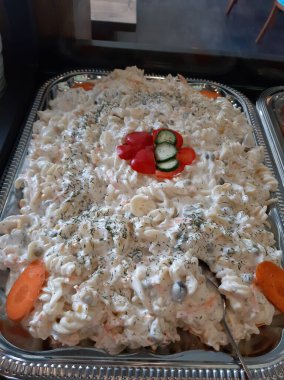 Servis tabağında lezzetli tereyağlı Türk mantısı.