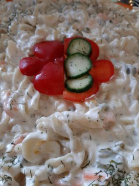 Servis tabağında lezzetli tereyağlı Türk mantısı.