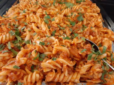 Servis tabağında lezzetli makarna.