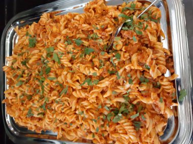 Servis tabağında lezzetli makarna.