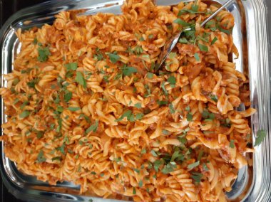 Servis tabağında lezzetli makarna.