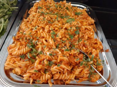 Servis tabağında lezzetli makarna.