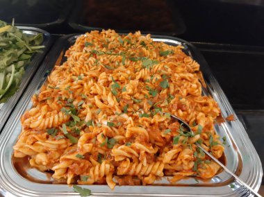 Servis tabağında lezzetli makarna.