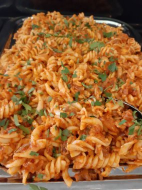 Servis tabağında lezzetli makarna.