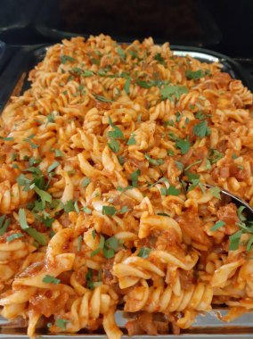 Servis tabağında lezzetli makarna.