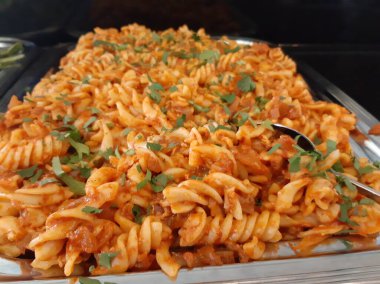 Servis tabağında lezzetli makarna.