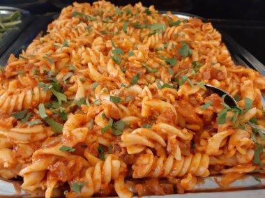 Servis tabağında lezzetli makarna.