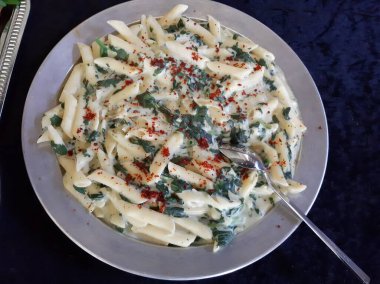 Servis tabağında lezzetli makarna.