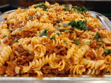 Servis tabağında lezzetli makarna.