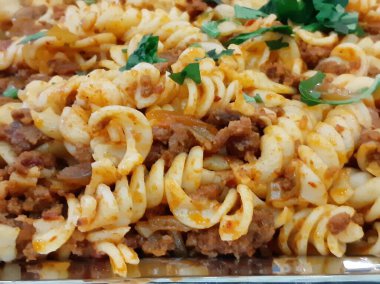 Servis tabağında lezzetli makarna.