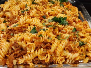 Servis tabağında lezzetli makarna.