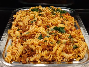 Servis tabağında lezzetli makarna.