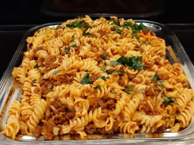 Servis tabağında lezzetli makarna.