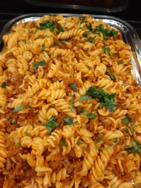 Servis tabağında lezzetli makarna.