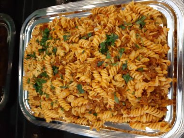 Servis tabağında lezzetli makarna.