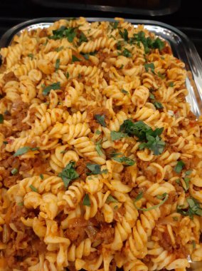 Servis tabağında lezzetli makarna.