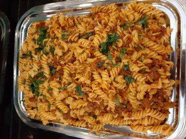 Servis tabağında lezzetli makarna.