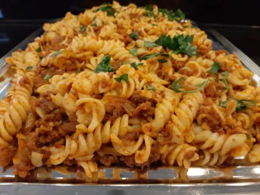 Servis tabağında lezzetli makarna.