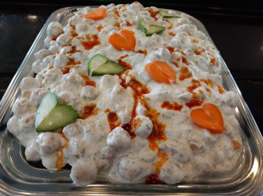 Servis tabağında lezzetli tereyağlı Türk mantısı.