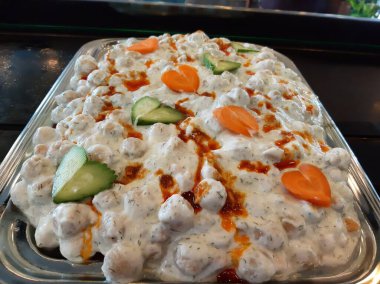 Servis tabağında lezzetli tereyağlı Türk mantısı.