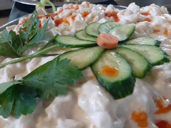 Servis tabağında lezzetli tereyağlı Türk mantısı.