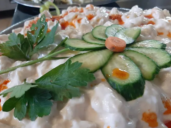 Servis tabağında lezzetli tereyağlı Türk mantısı.