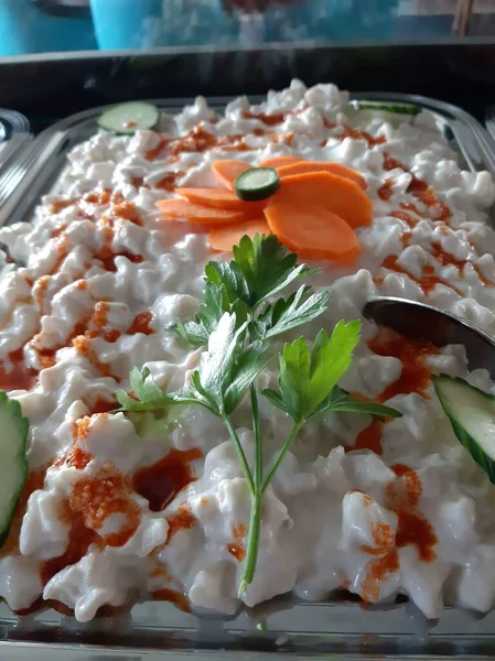 Servis tabağında lezzetli tereyağlı Türk mantısı.