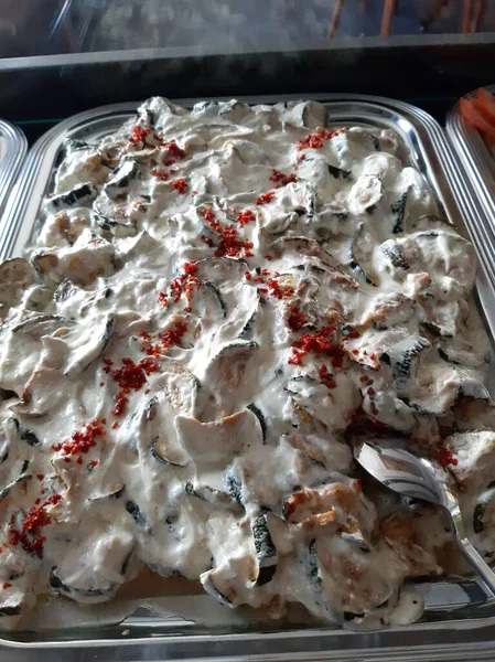 Servis tabağında lezzetli tereyağlı Türk mantısı.