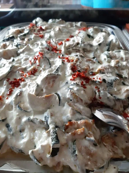 Servis tabağında lezzetli tereyağlı Türk mantısı.