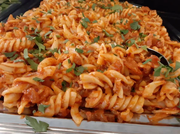 Servis tabağında lezzetli makarna.