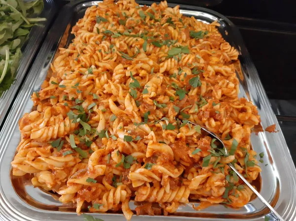 Servis tabağında lezzetli makarna.