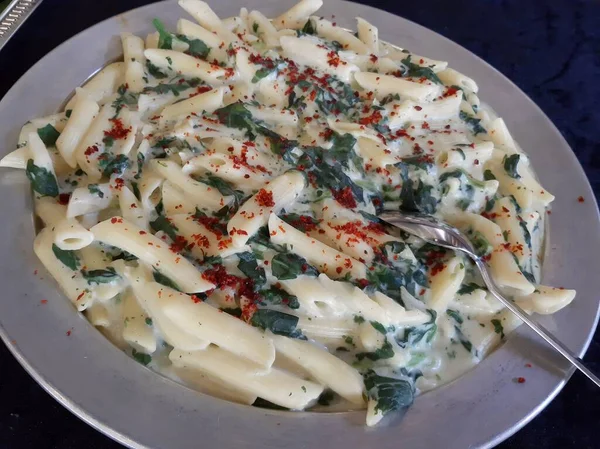 Servis tabağında lezzetli makarna.