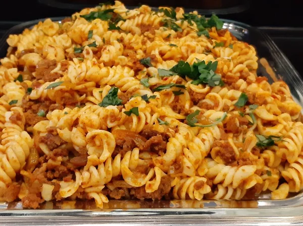 Servis tabağında lezzetli makarna.