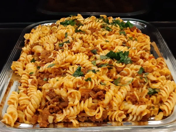 Servis tabağında lezzetli makarna.