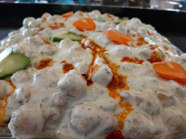 Servis tabağında lezzetli tereyağlı Türk mantısı.