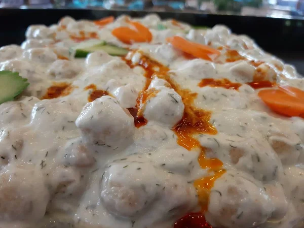 Servis tabağında lezzetli tereyağlı Türk mantısı.