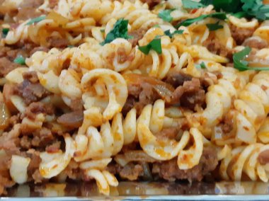 Servis tabağında lezzetli makarna.