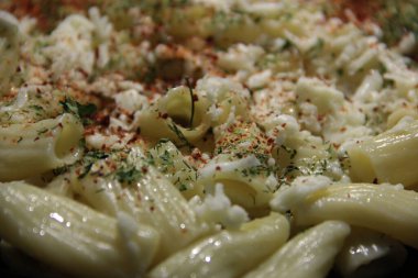 Servis tabağında lezzetli makarna.