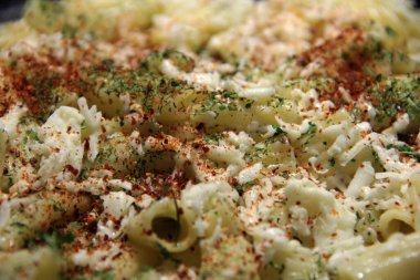 Servis tabağında lezzetli makarna.