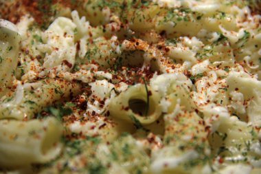 Servis tabağında lezzetli makarna.