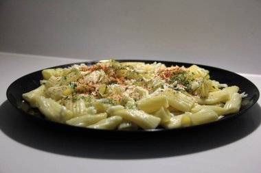 Servis tabağında lezzetli makarna.