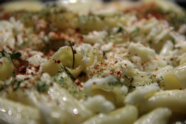 Servis tabağında lezzetli makarna.