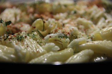 Servis tabağında lezzetli makarna.