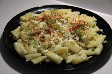 Servis tabağında lezzetli makarna.