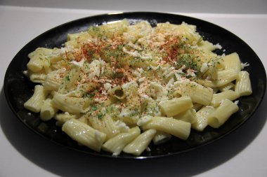 Servis tabağında lezzetli makarna.