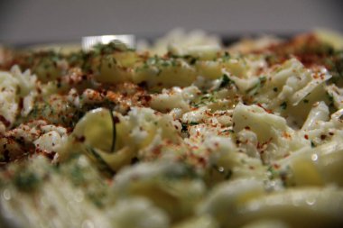 Servis tabağında lezzetli makarna.