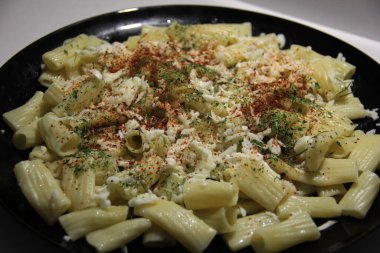 Servis tabağında lezzetli makarna.