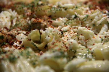 Servis tabağında lezzetli makarna.